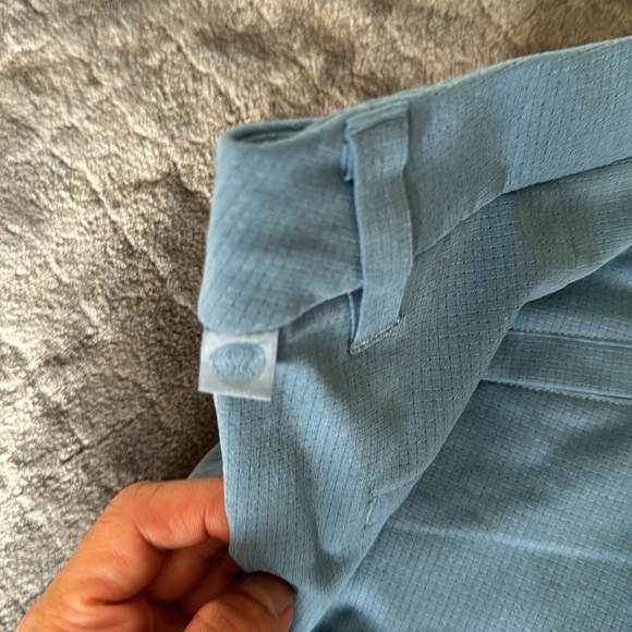 Lululemon Commission Classic-Fit Short Ventlight HEMMED 7.5” length - Picture 4 of 5